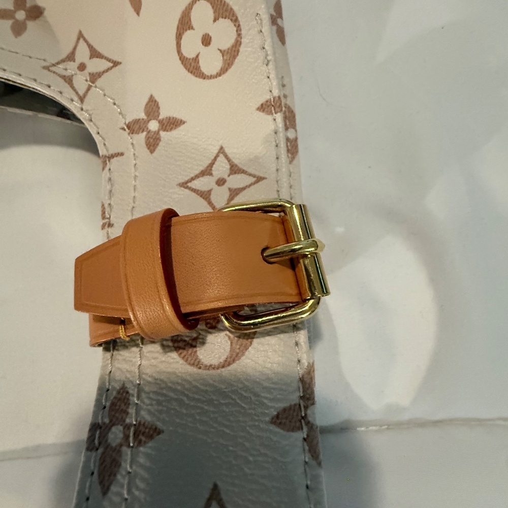 Louis Vuitton - Picture 6 of 15